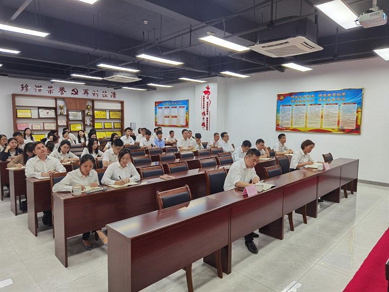 1698399592731541.jpg 全體黨員干部職工在聽課.jpg